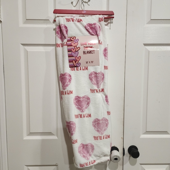 Luxe Plush Throw-Blanket - Picture 4 of 4